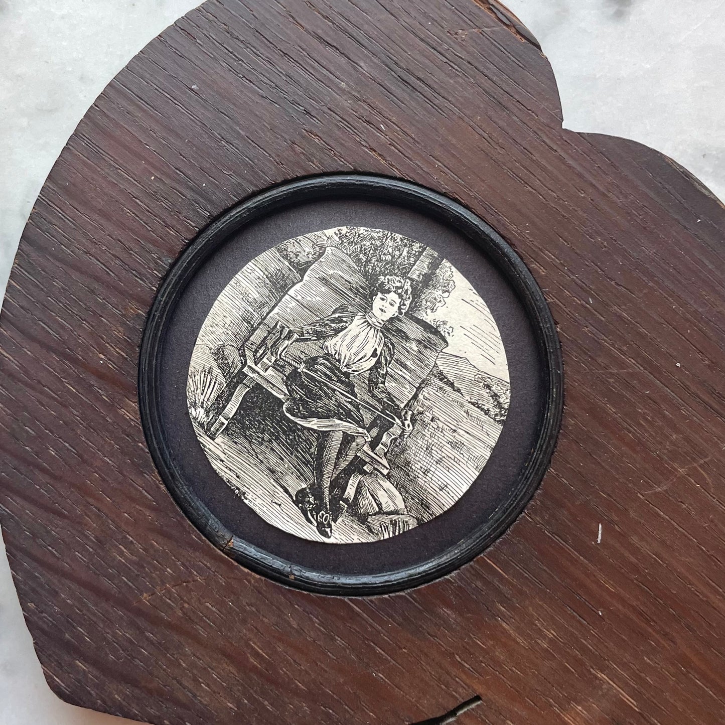 Les escrimeuses | Women Fencers in Double Heart Frame