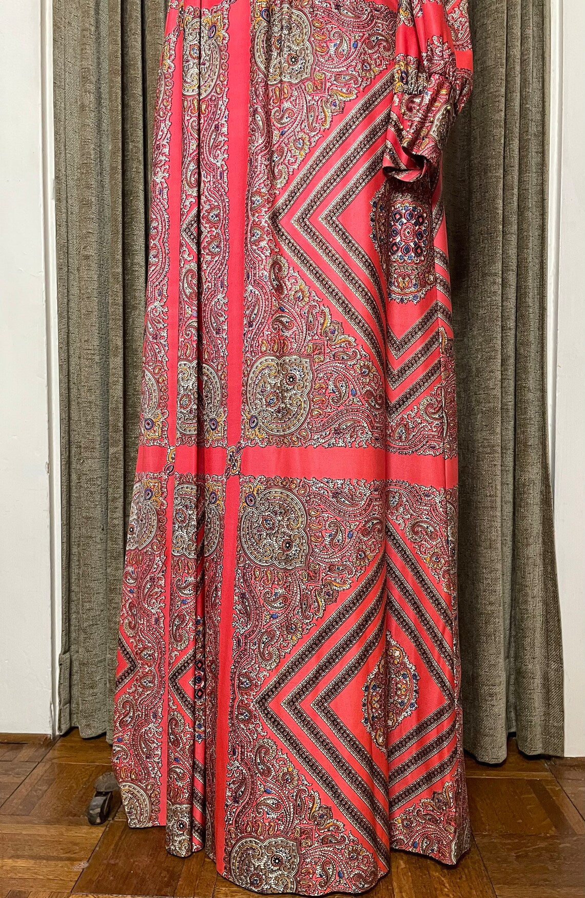 Vintage 1970s Psychedlic Hot Pink Paisley Dress by Bernie Bee Size 10 to 12