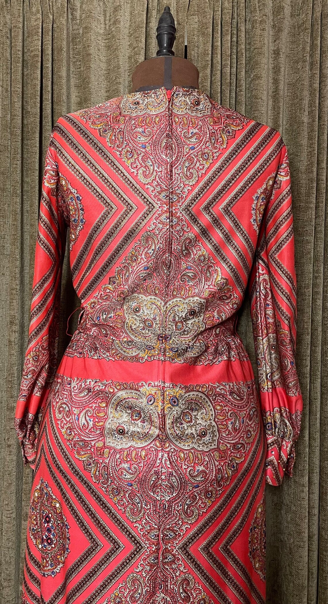 Vintage 1970s Psychedlic Hot Pink Paisley Dress by Bernie Bee Size 10 to 12